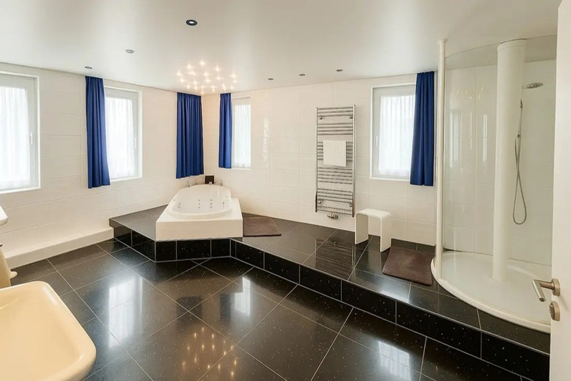 Großzügiges Badezimmer mit Whirlpool-Badewanne