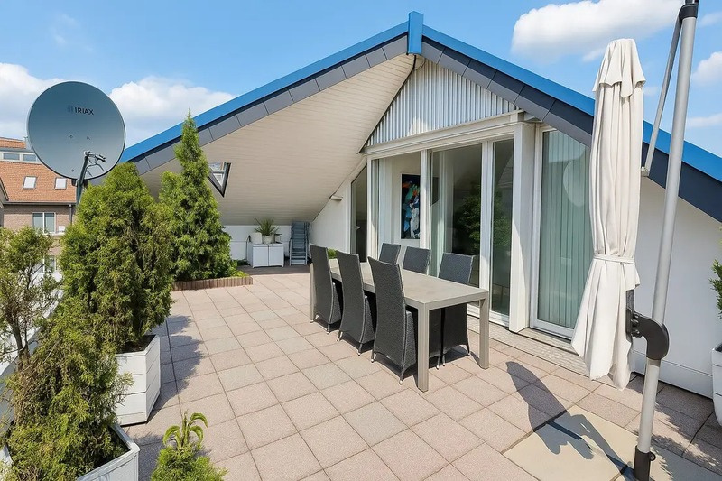 Große sonnige Dachterrasse mit Grünblick